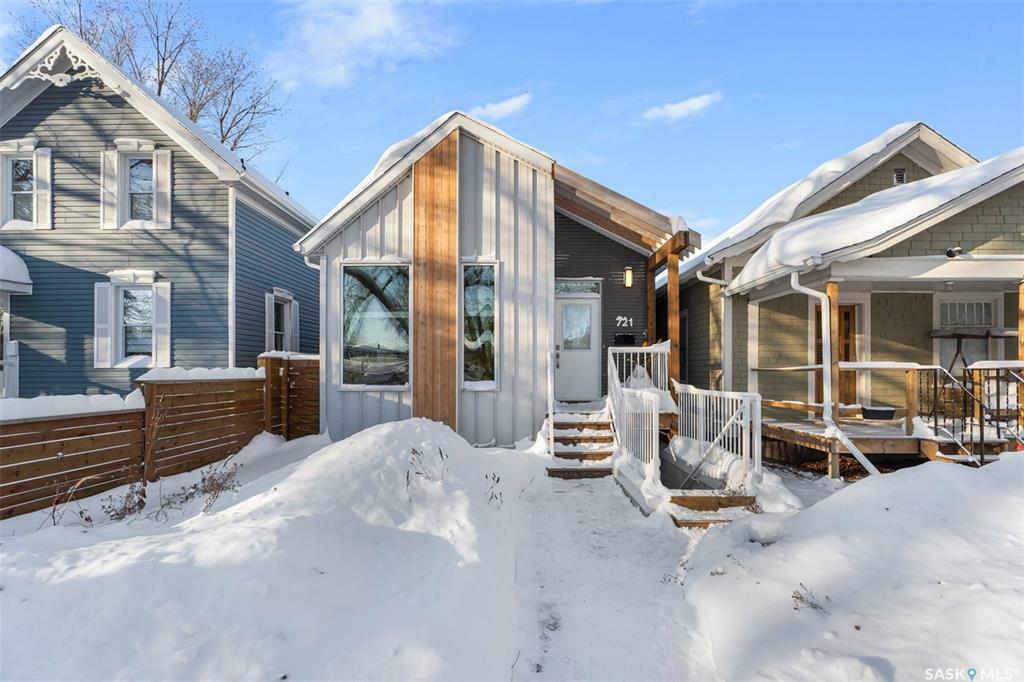 Property Photo:  721 I Avenue S  SK S7M 1Z1 