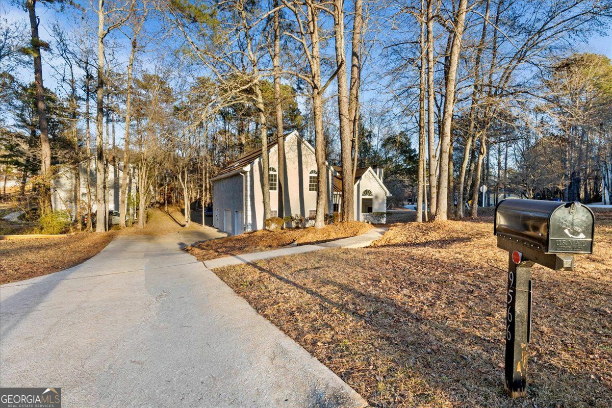 Property Photo:  9566 Lakeview Court  GA 30135 