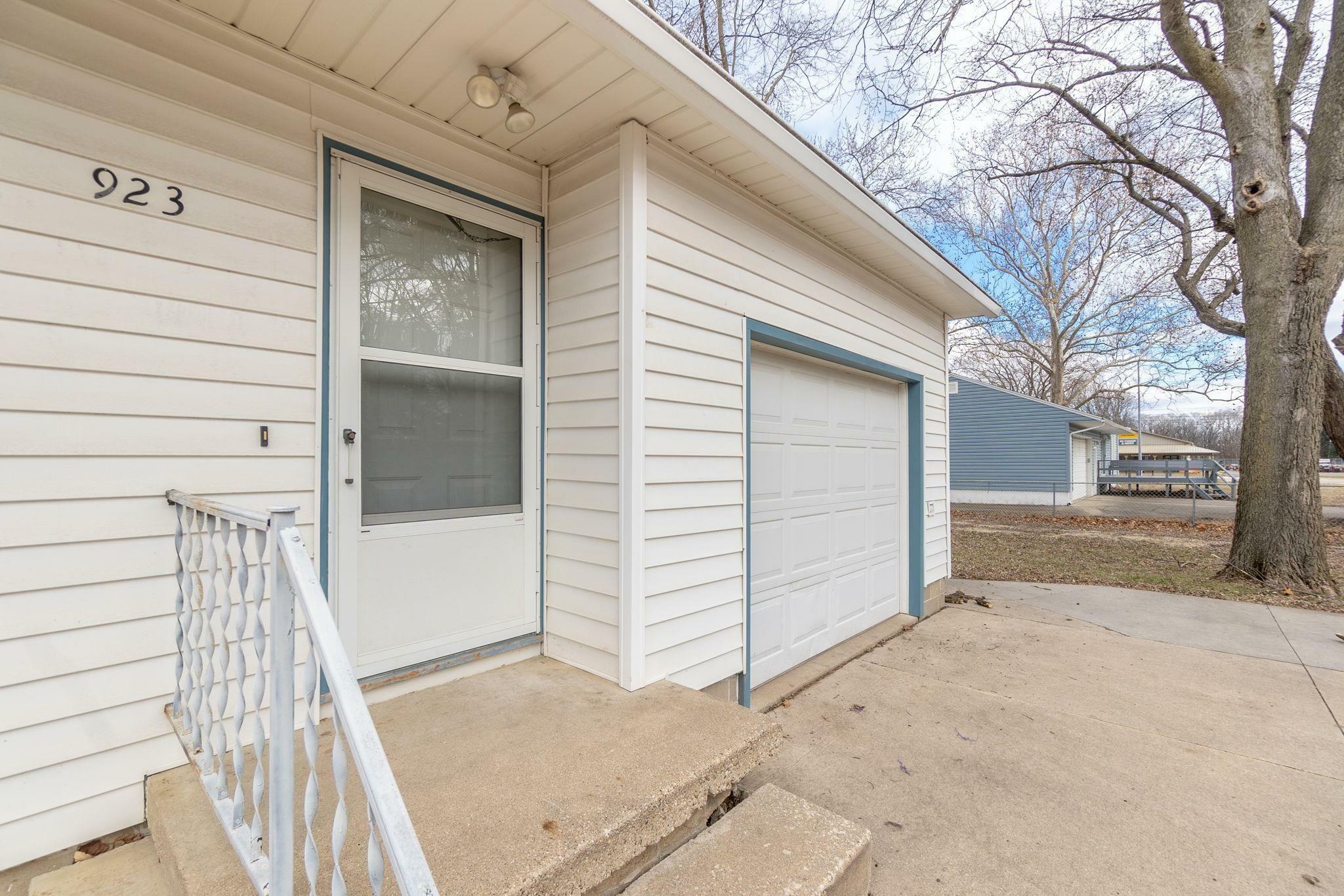 Property Photo:  923 Thomas Street  IA 50613 