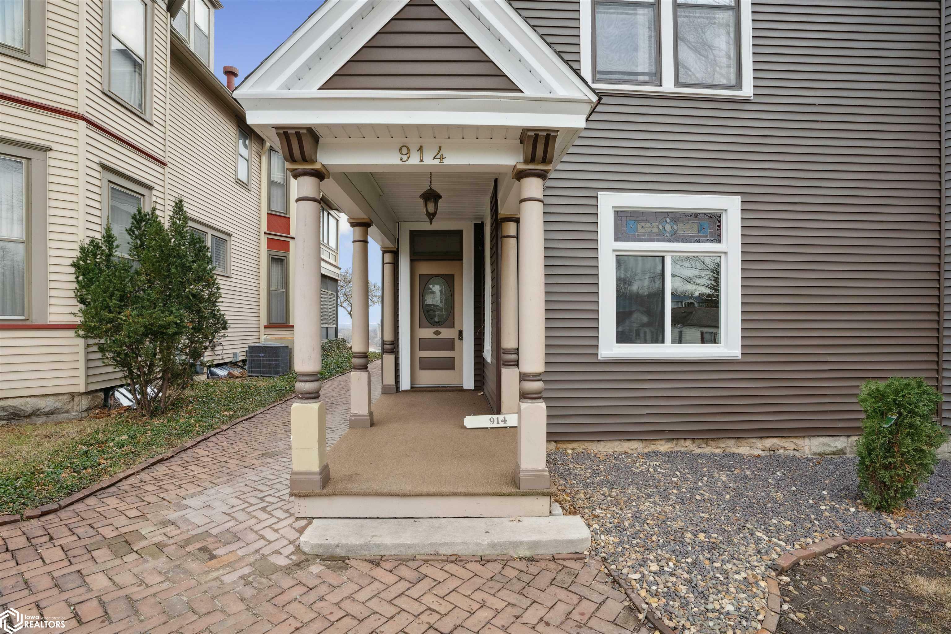 Property Photo:  914 N 3rd Street  IA 52601 