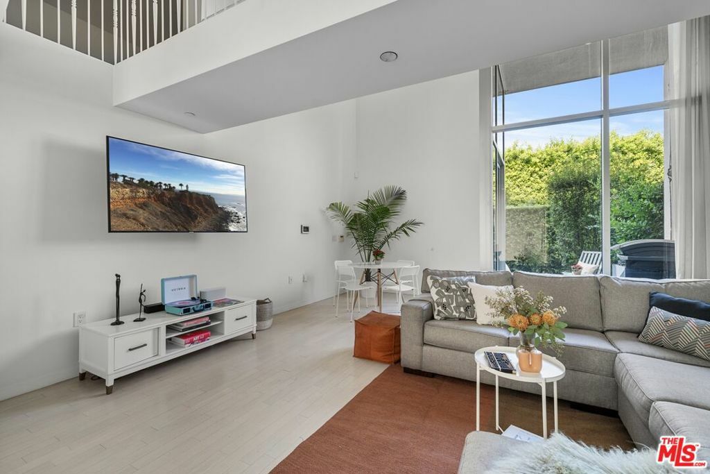 Property Photo: 7917 Willoughby Avenue 2 CA 90046