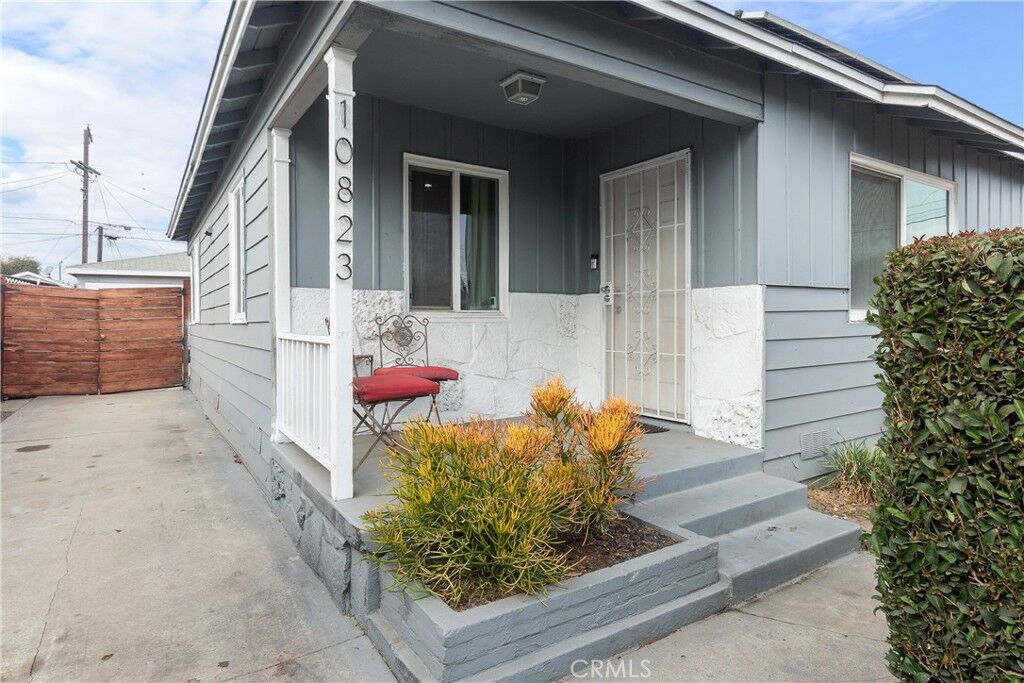 Property Photo: 10823 Weigand Avenue CA 90059