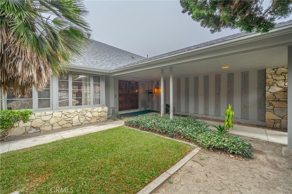 Property Photo:  1418 W Carriage Drive  CA 92704 