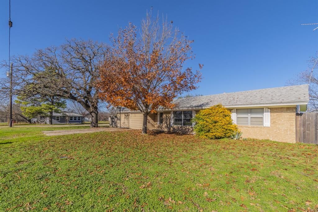 Property Photo: 115 W Clay Street TX 76251