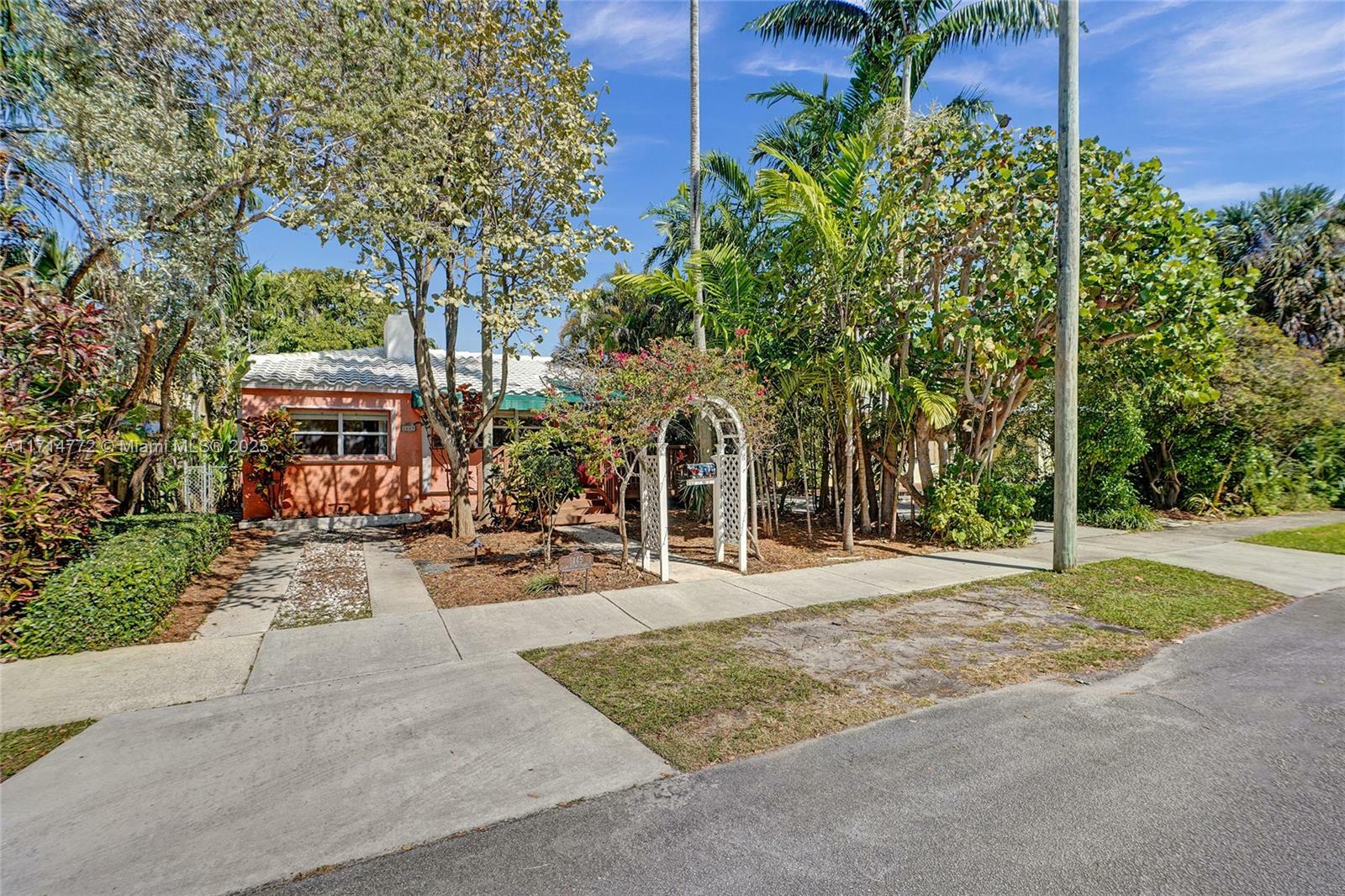 Property Photo: 1445 Jackson St FL 33020