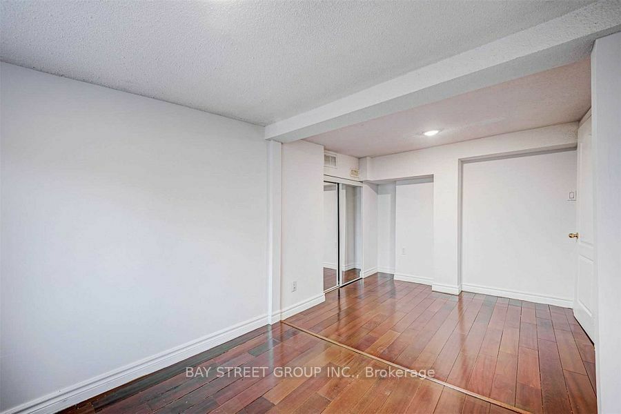 Property Photo:  639 A Dupont St  ON M6G 1Z4 