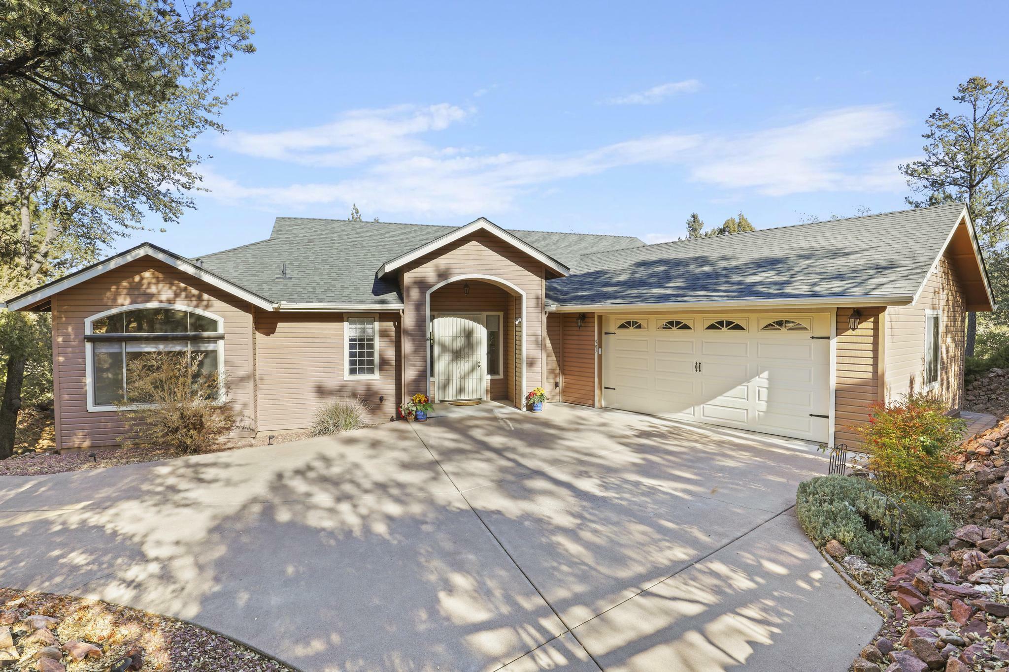 Property Photo:  907 E Phoenix Street  AZ 85541 