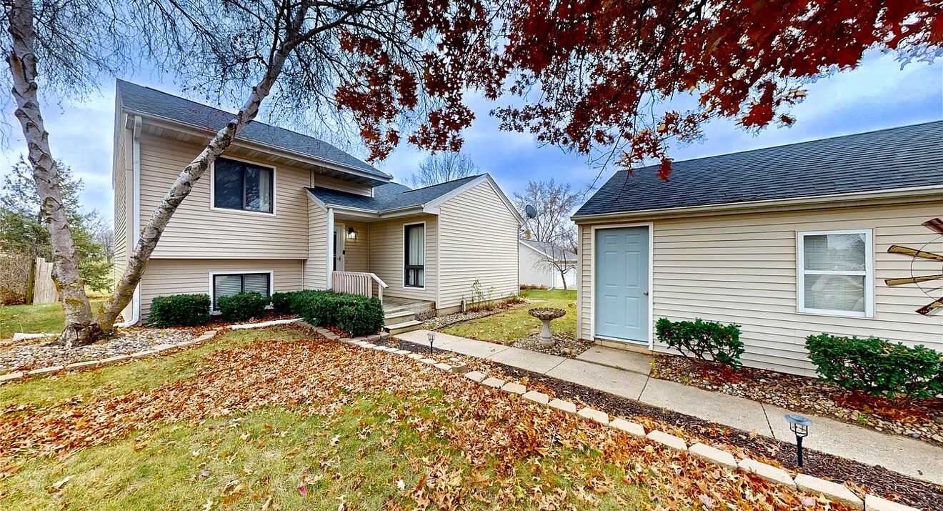 Property Photo: 1002 E 18th Street IA 50211