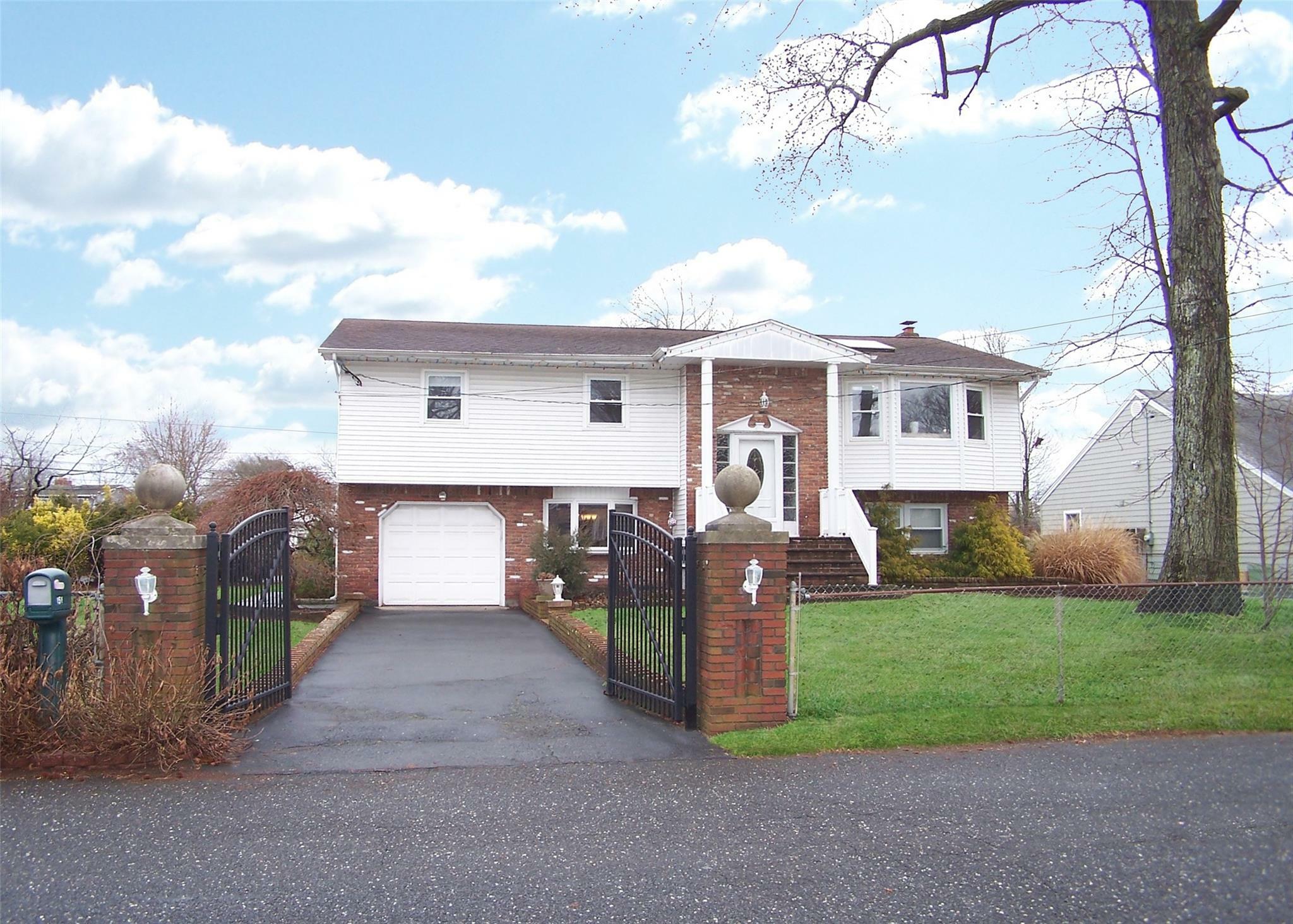 151 Lakeside Drive  Oakdale NY 11769 photo