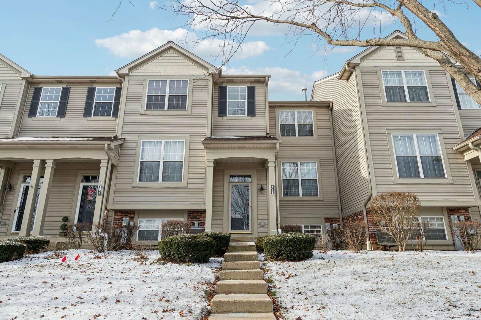 Property Photo:  1084 Ellsworth Drive 1084  IL 60030 