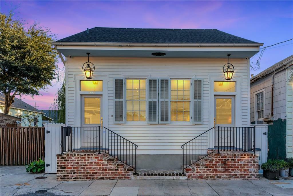 Property Photo:  2618 Dauphine Street  LA 70117 