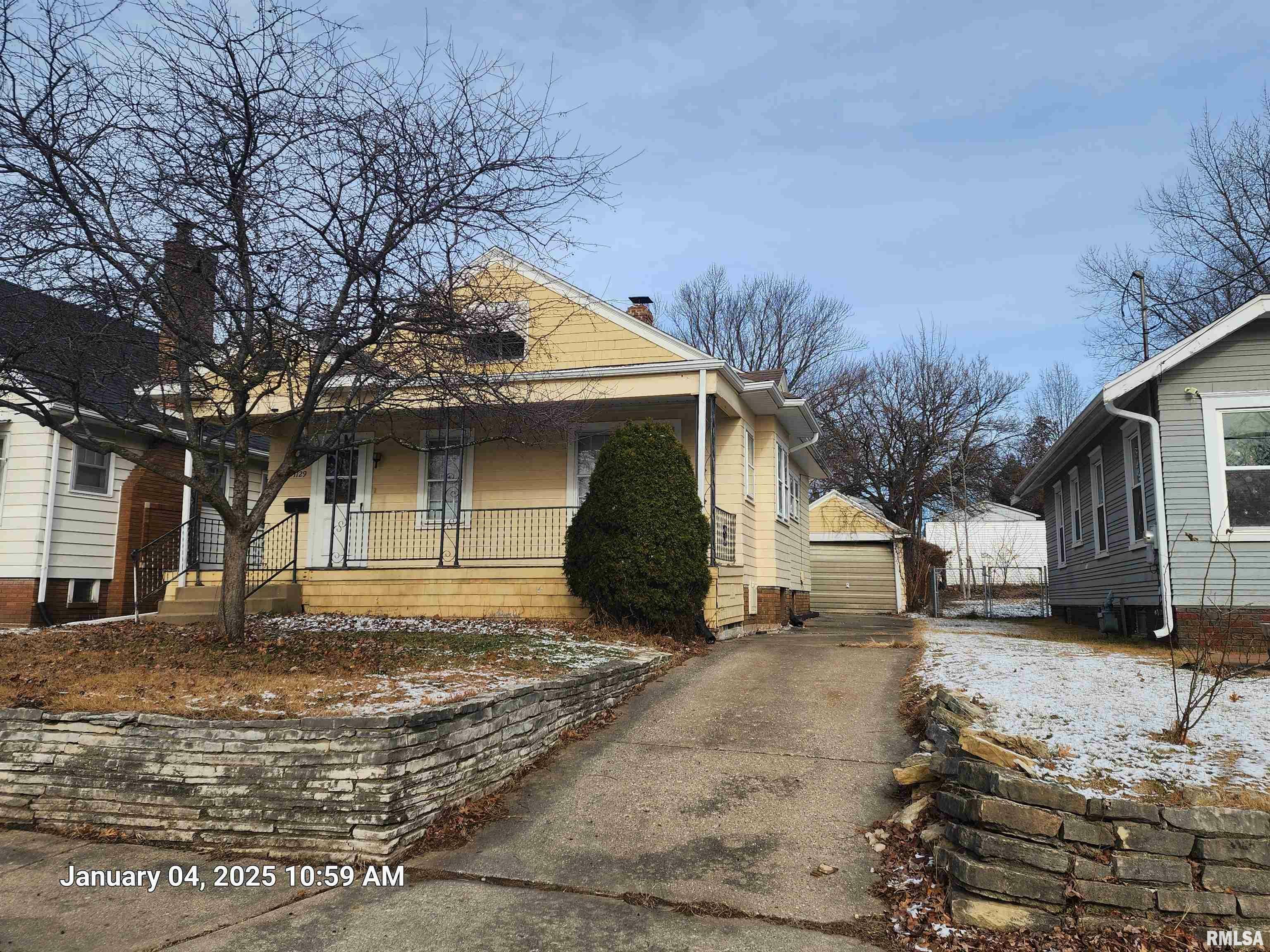 Property Photo:  1129 W Gilbert Avenue  IL 61604 