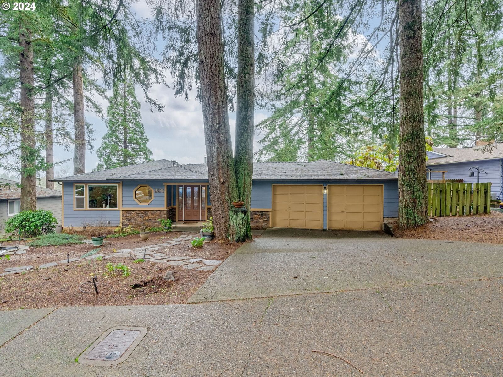 Property Photo:  205 Kevin Way  OR 97306 