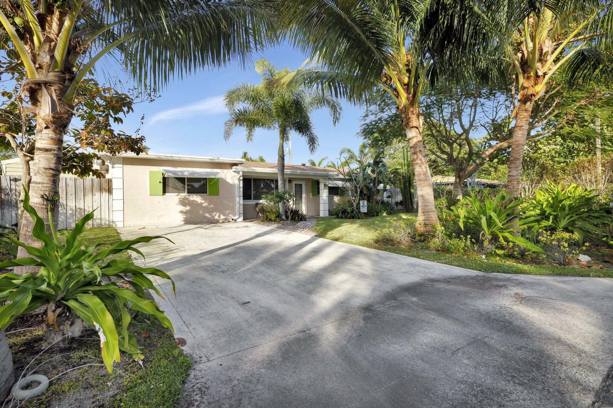 Property Photo: 159 SE 30th Ave Avenue FL 33435
