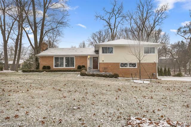 Property Photo:  711 Hickory Heights Drive  MI 48304 