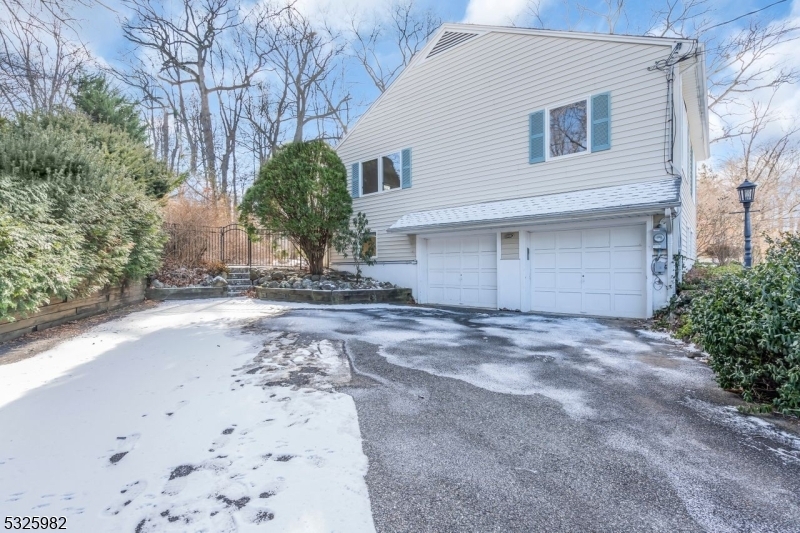 Property Photo:  1 Cromwell Dr  NJ 07960 