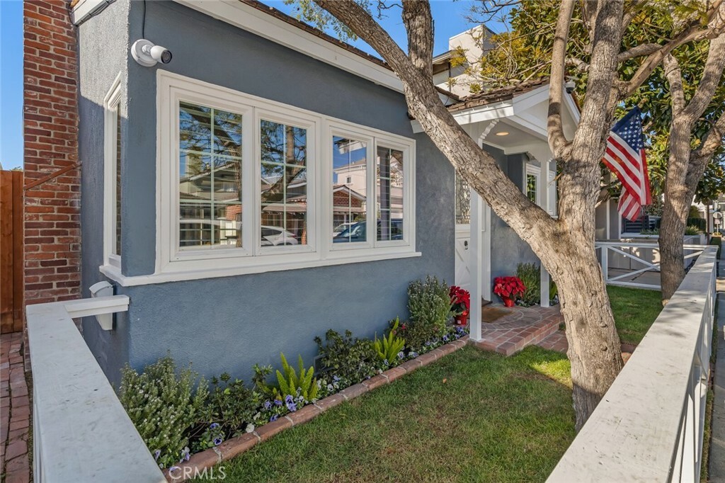 Property Photo:  221 Abalone Avenue  CA 92662 