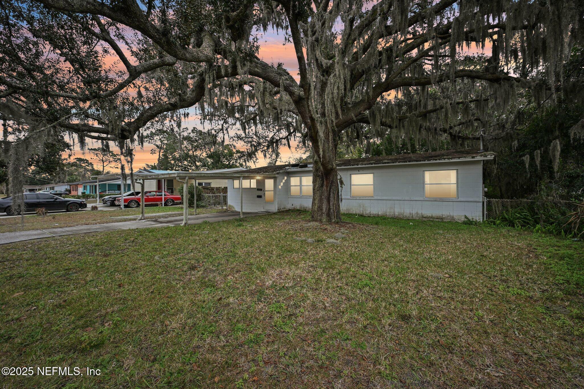 Property Photo: 2466 Warfield Avenue FL 32218
