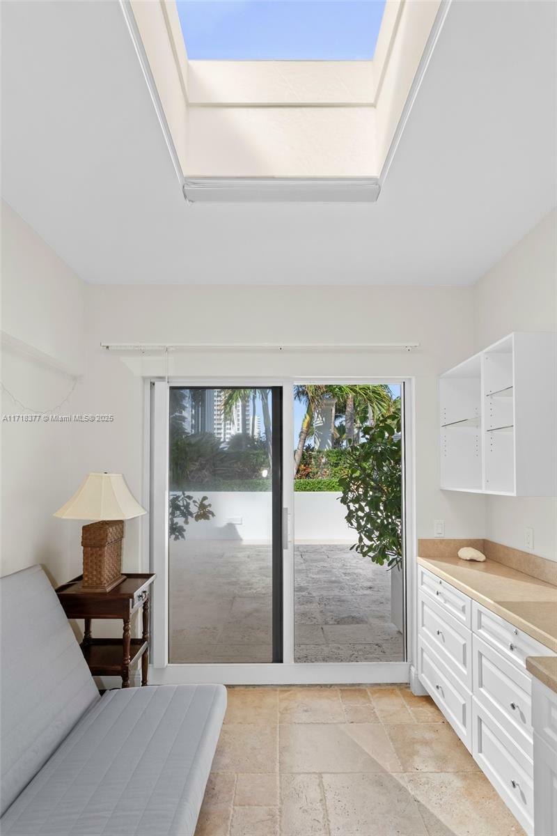 Property Photo:  4775 Collins Ave Ca-A14  FL 33140 