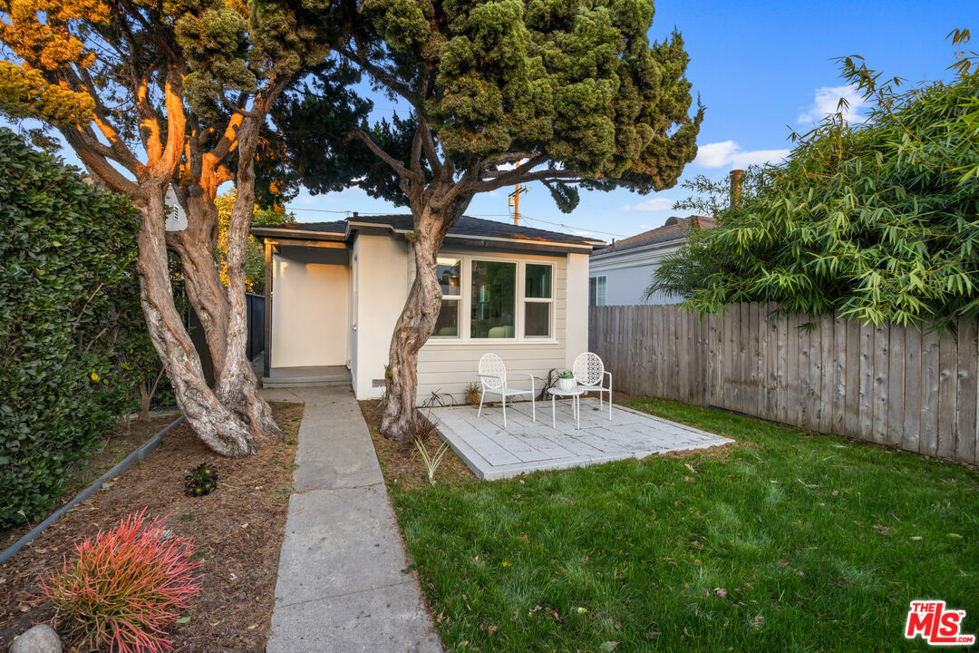 Property Photo:  1928   Walgrove Ave  CA 90066 