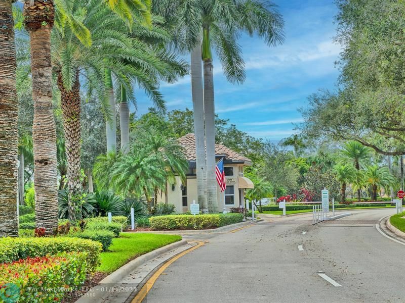 Property Photo:  820 Savannah Falls Dr  FL 33327 