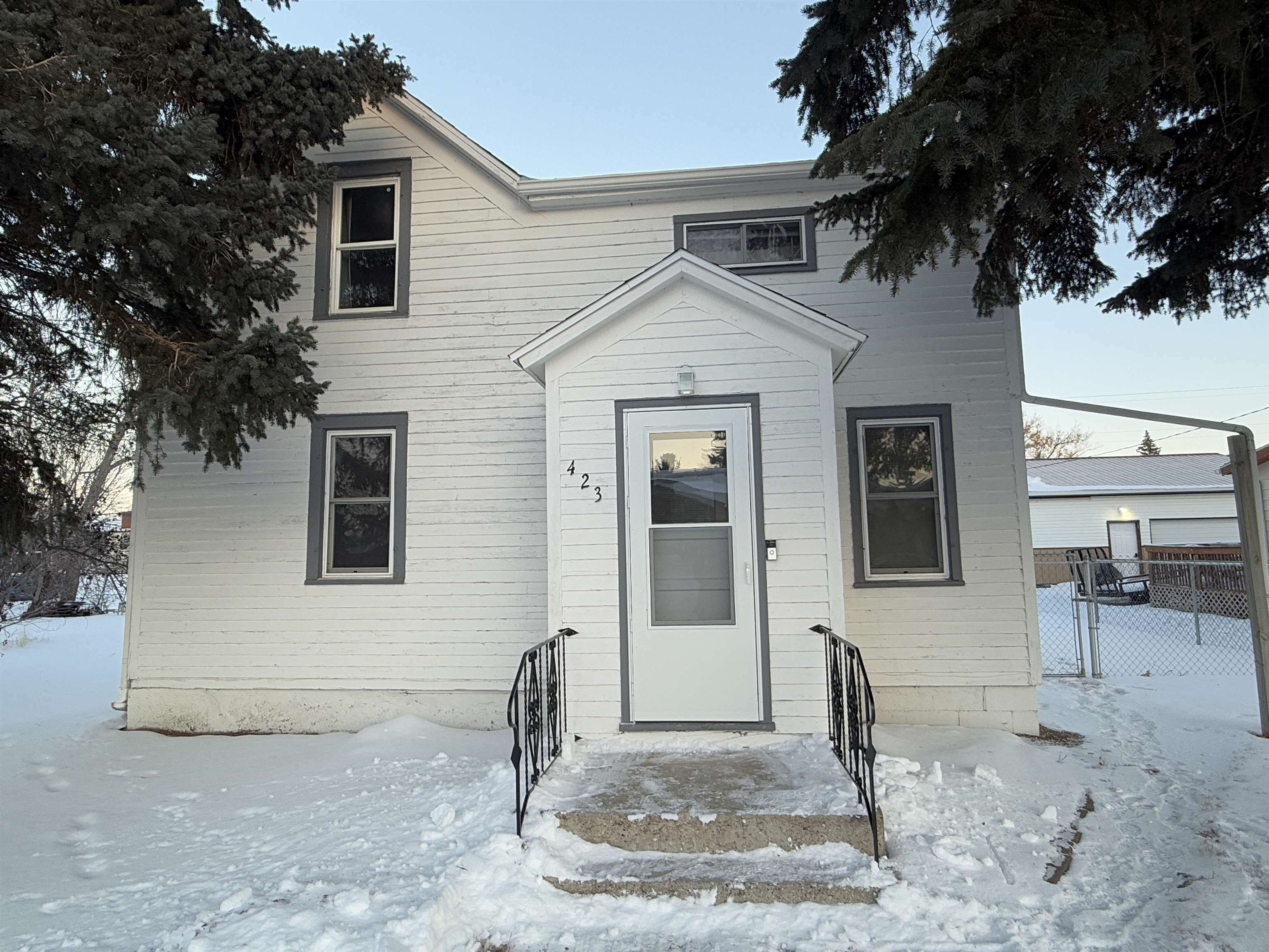 Property Photo:  423 SE 2nd St  ND 58784 