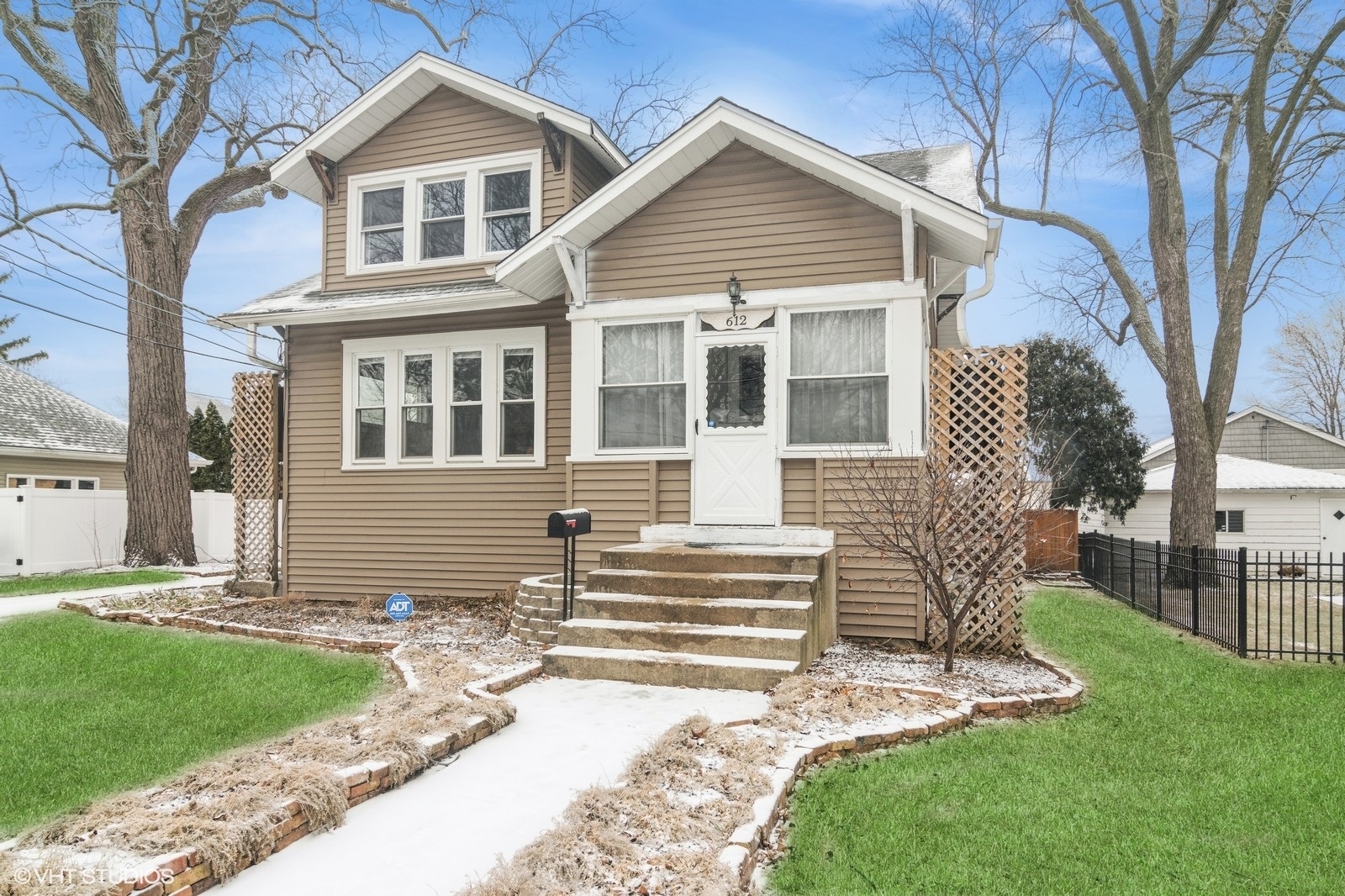 Property Photo:  612 N Chestnut Avenue  IL 60004 