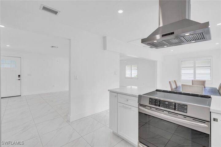 Property Photo: 15 Crooked Lane FL 34112
