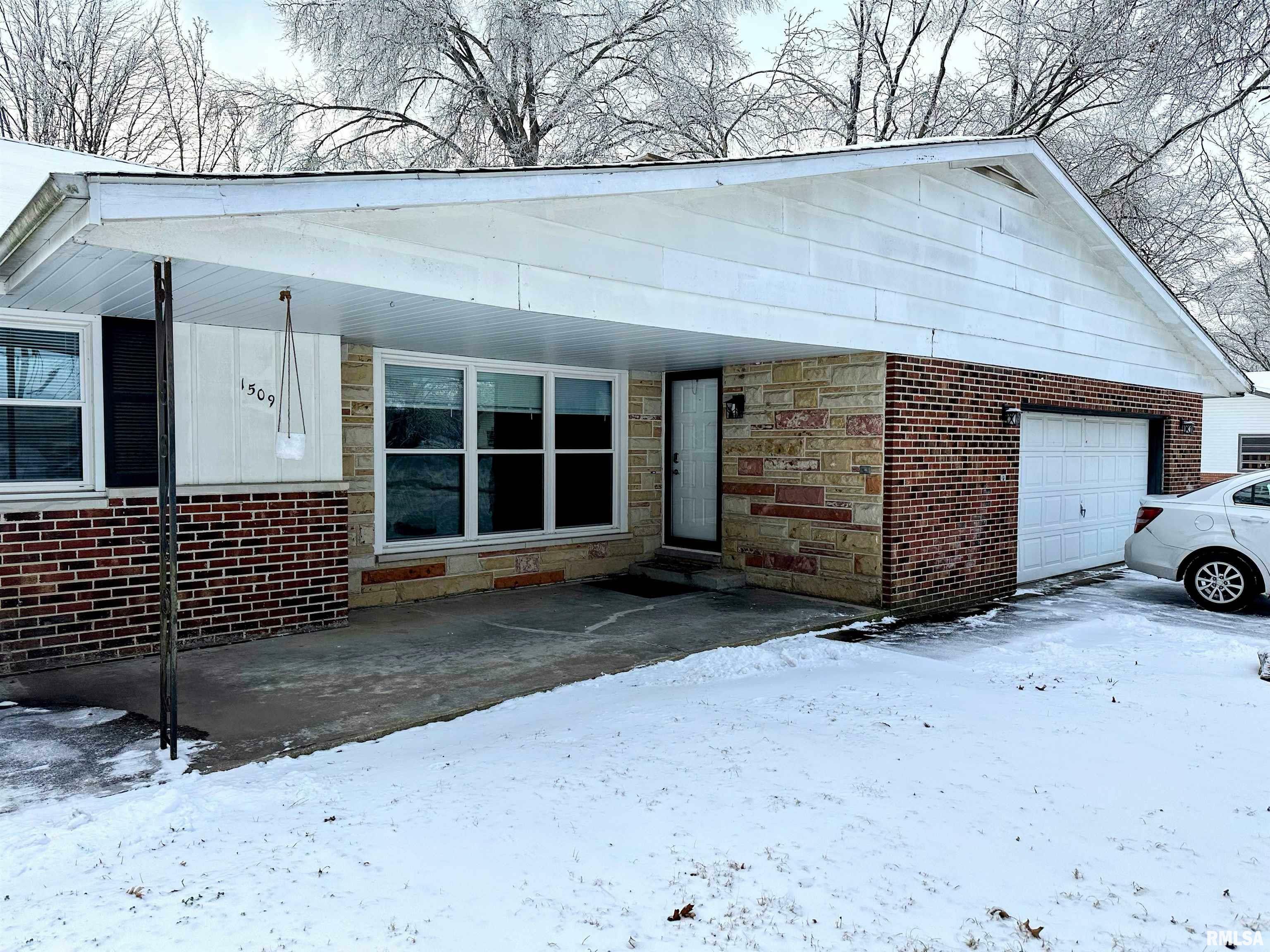 Property Photo:  1509 E Gary Drive  IL 62901 