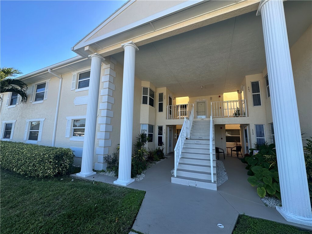 Property Photo:  319 N Grove Isle Circle 319  FL 32962 