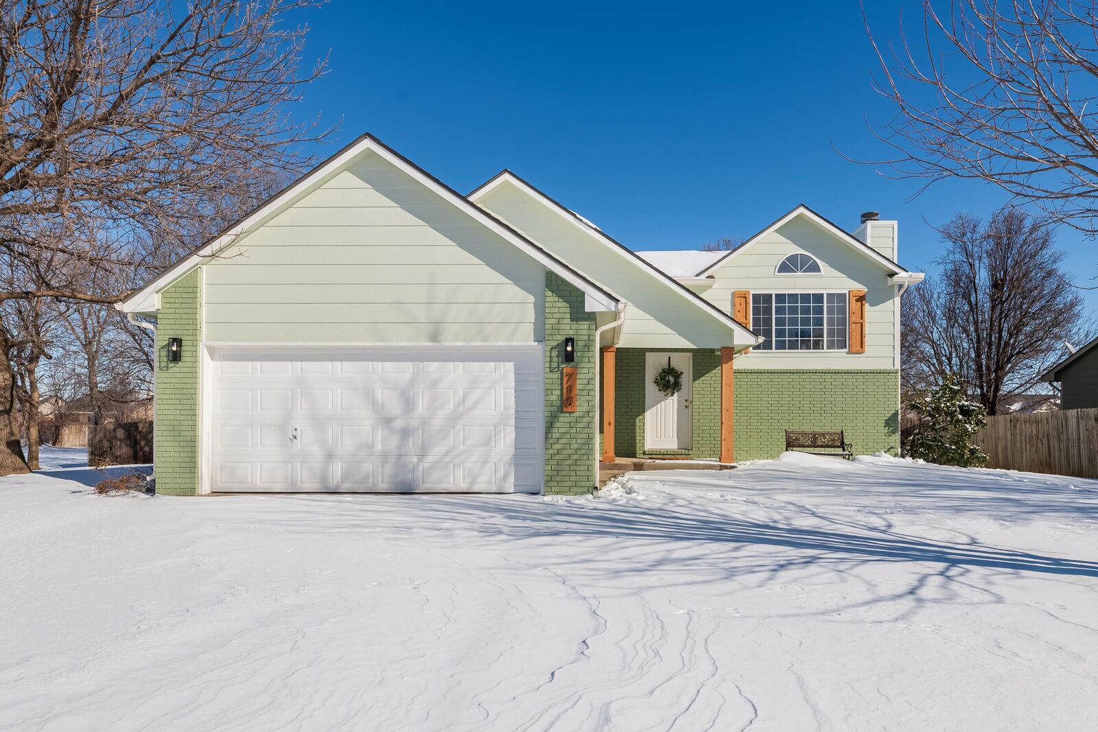 Property Photo:  710 Plantation St  KS 67101 