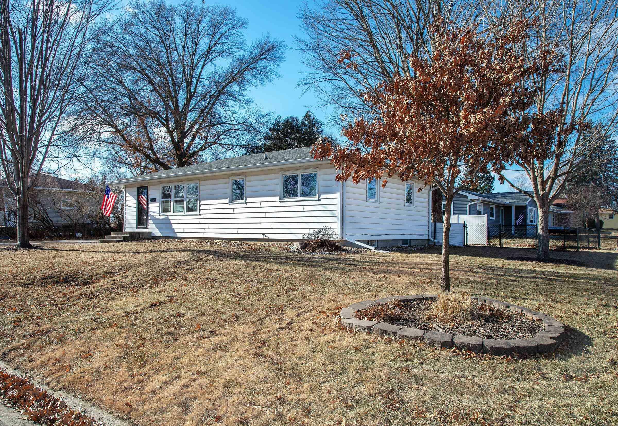 Property Photo:  215 18th St NW  IA 50677 