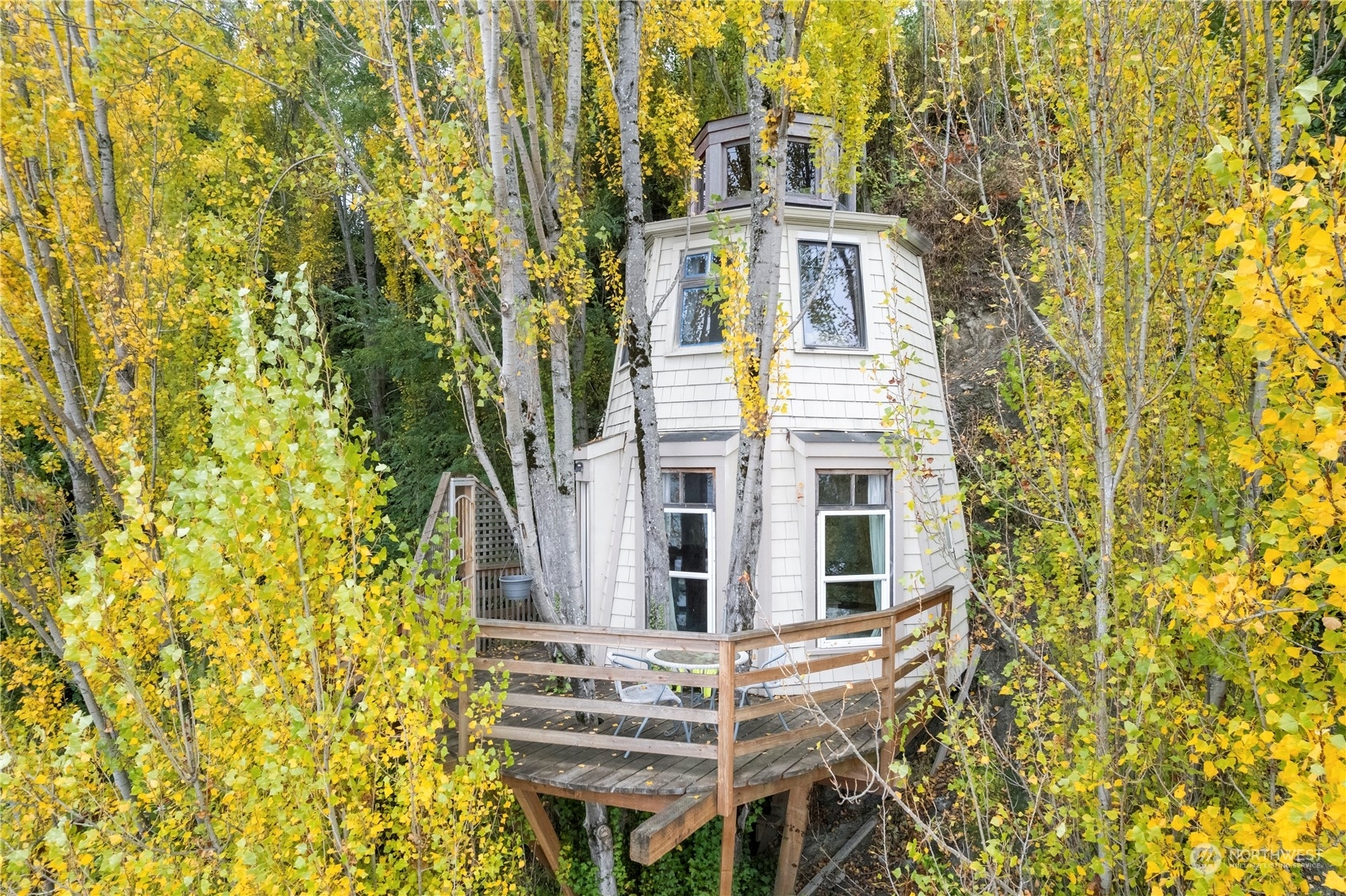 Property Photo:  1705  Perkins Lane  WA 98199 