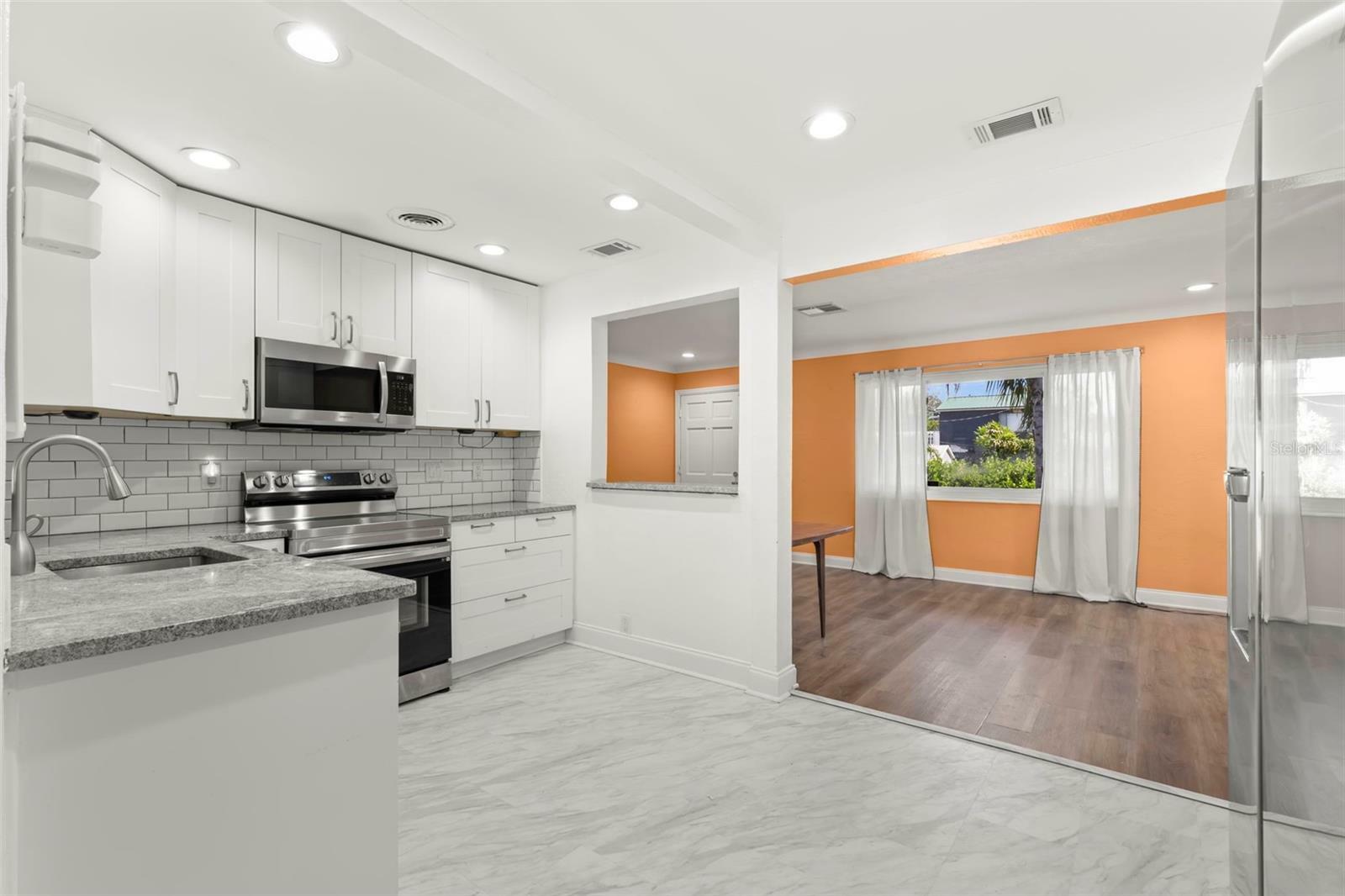 Property Photo: 1654 50th Avenue N FL 33714