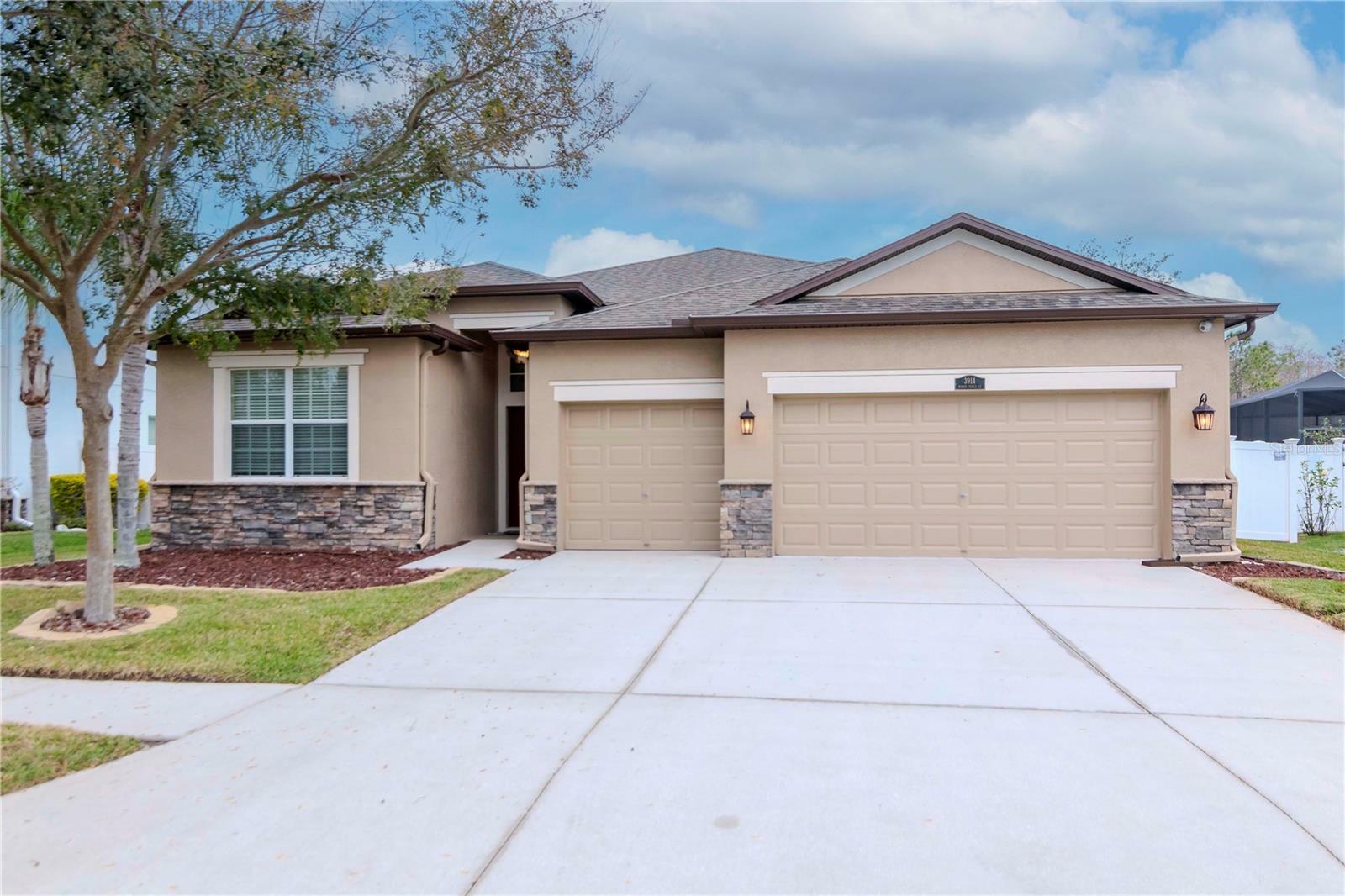 Property Photo:  3914 Round Table Court  FL 34638 