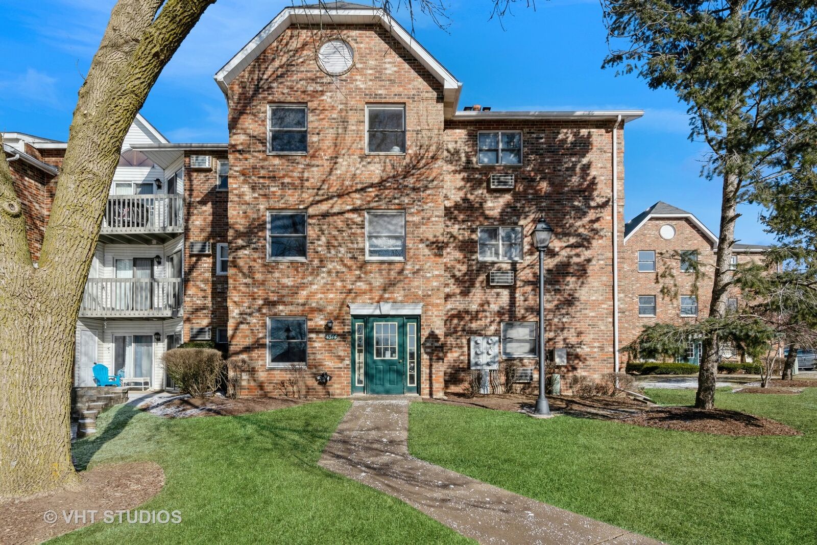Property Photo: 4314 W Shamrock Lane 1B IL 60050