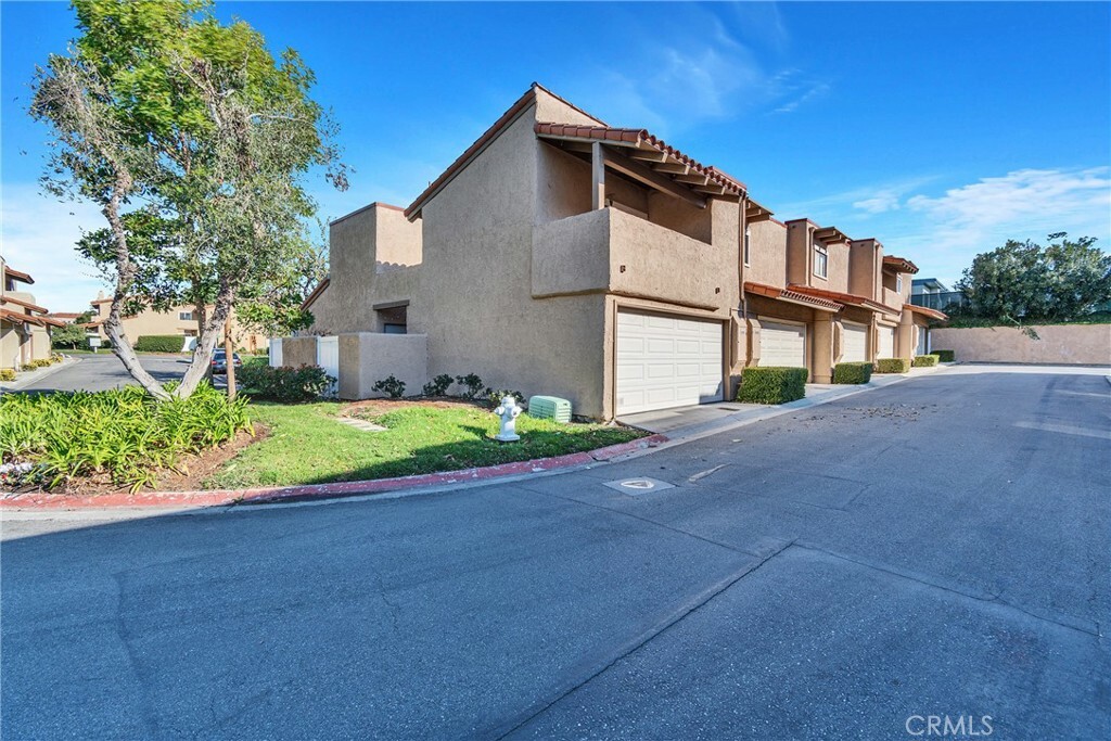 Property Photo:  1048 Westward Way  CA 92627 