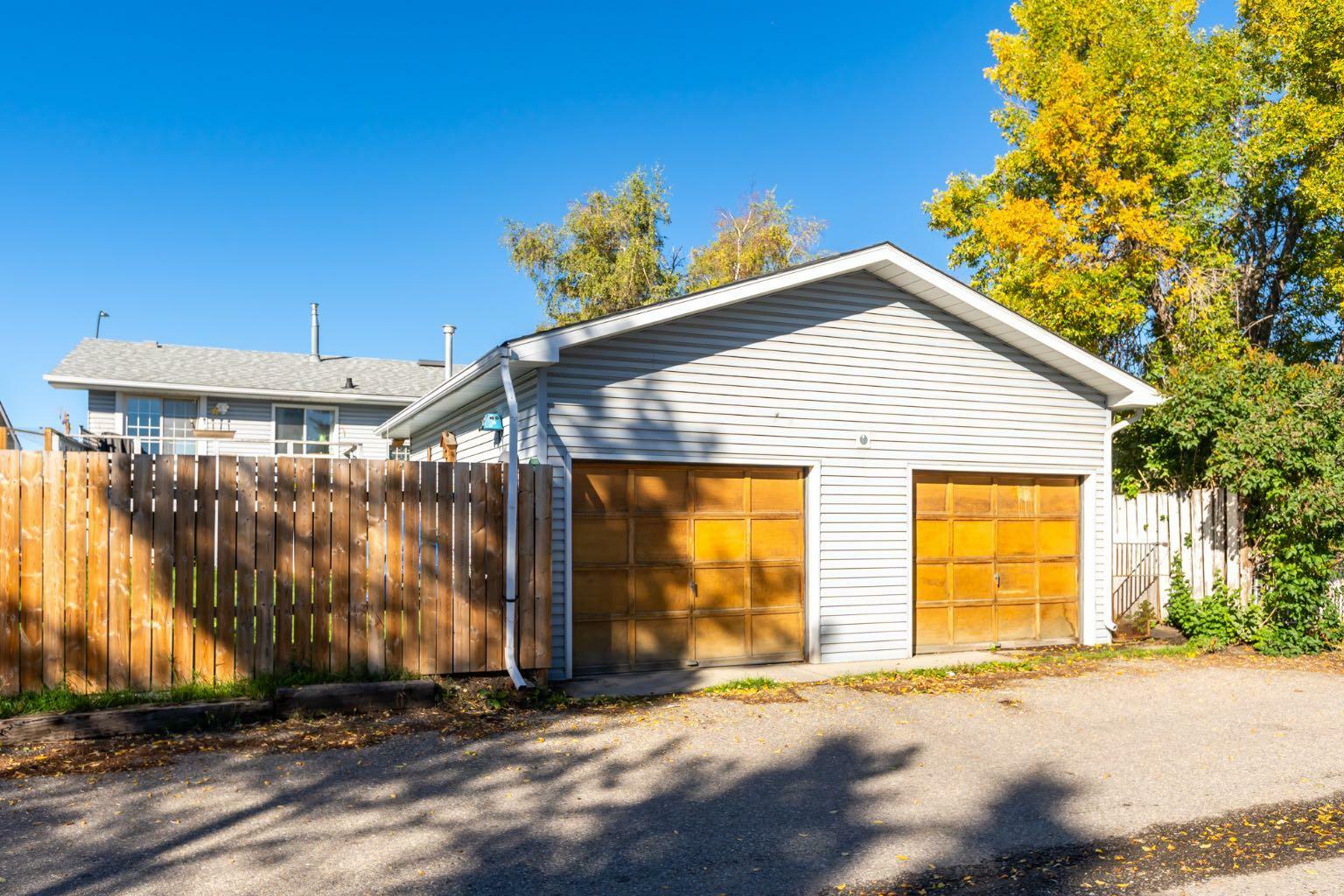 Property Photo:  11028 Braton Place SW  AB T2W 1B3 