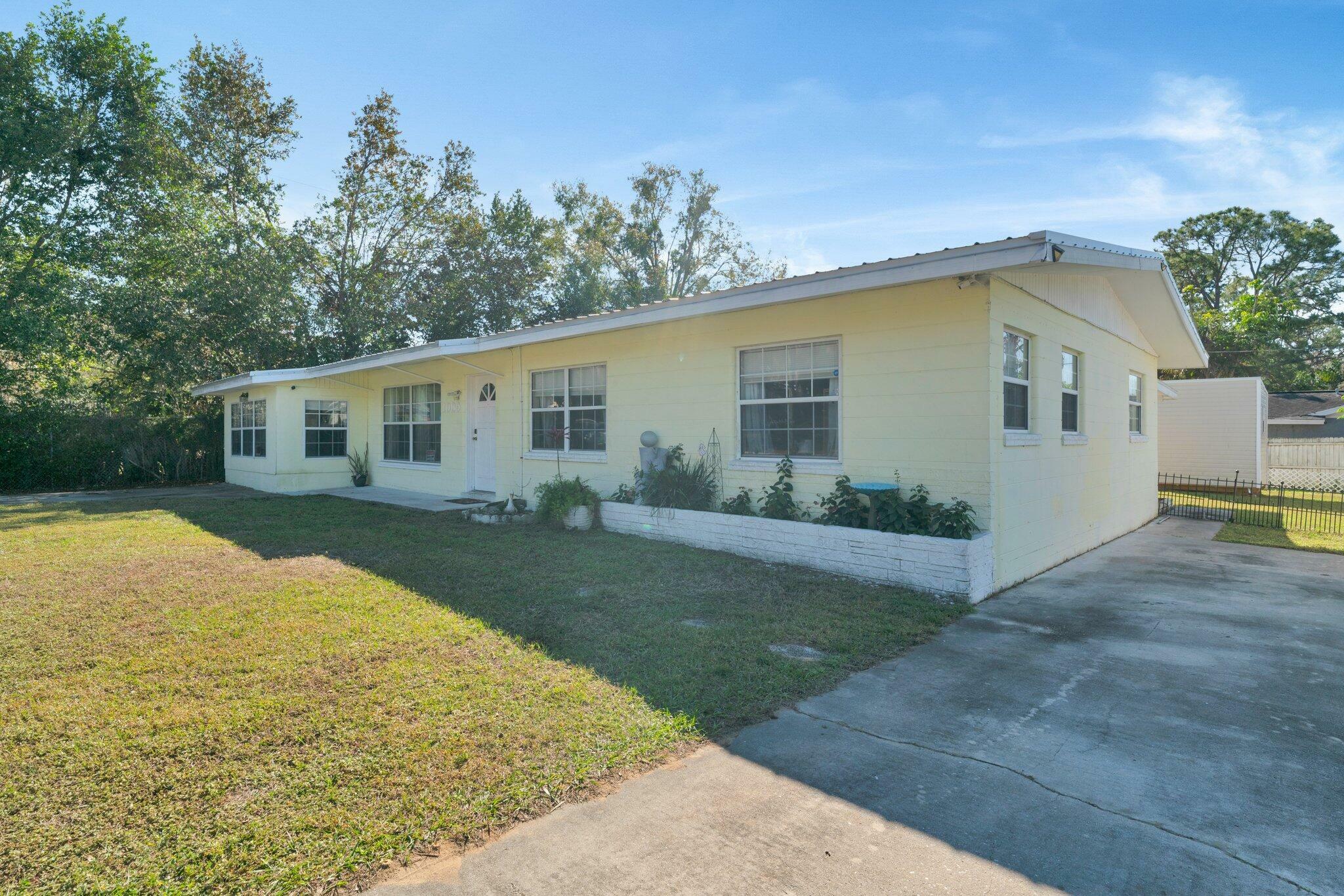 Property Photo:  1009 Taseschee Drive  FL 33870 