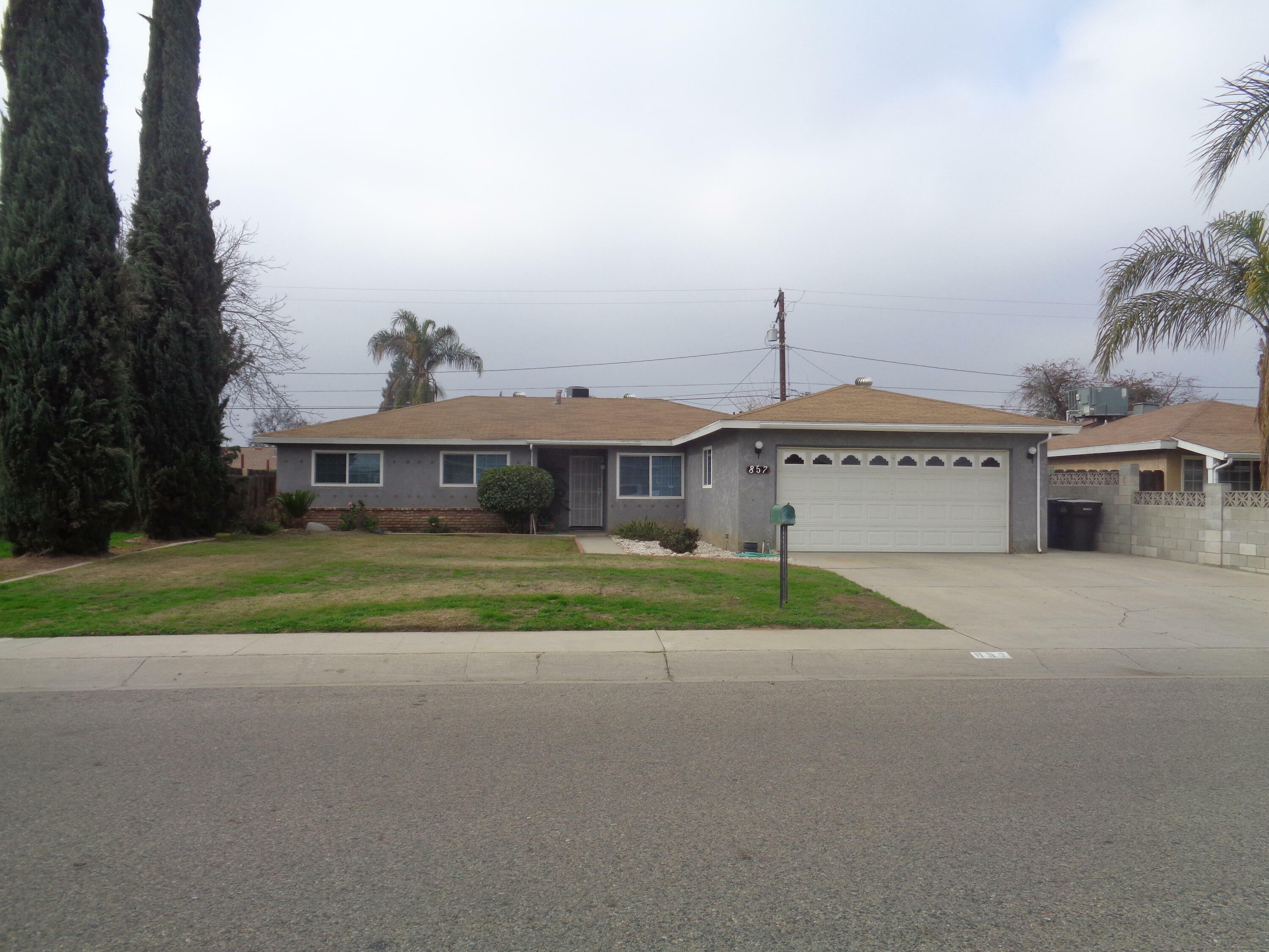 Property Photo:  857 S Moraine Street  CA 93274 