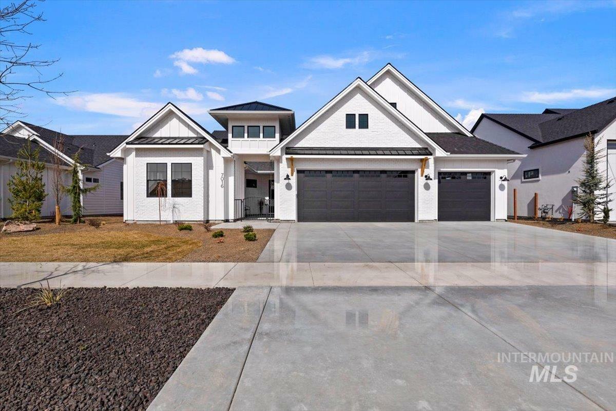 Property Photo:  2404 N Saddle Mountain Way  ID 83616 