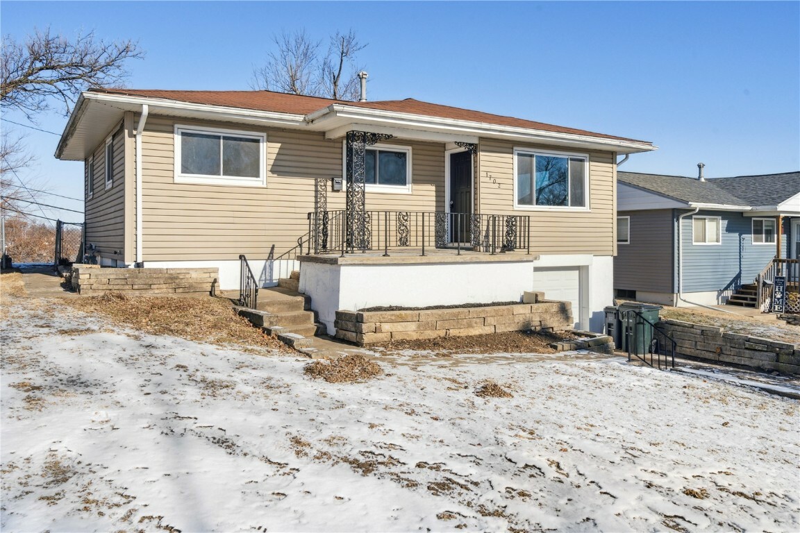 Property Photo:  1702 13th Avenue SW  IA 52404 