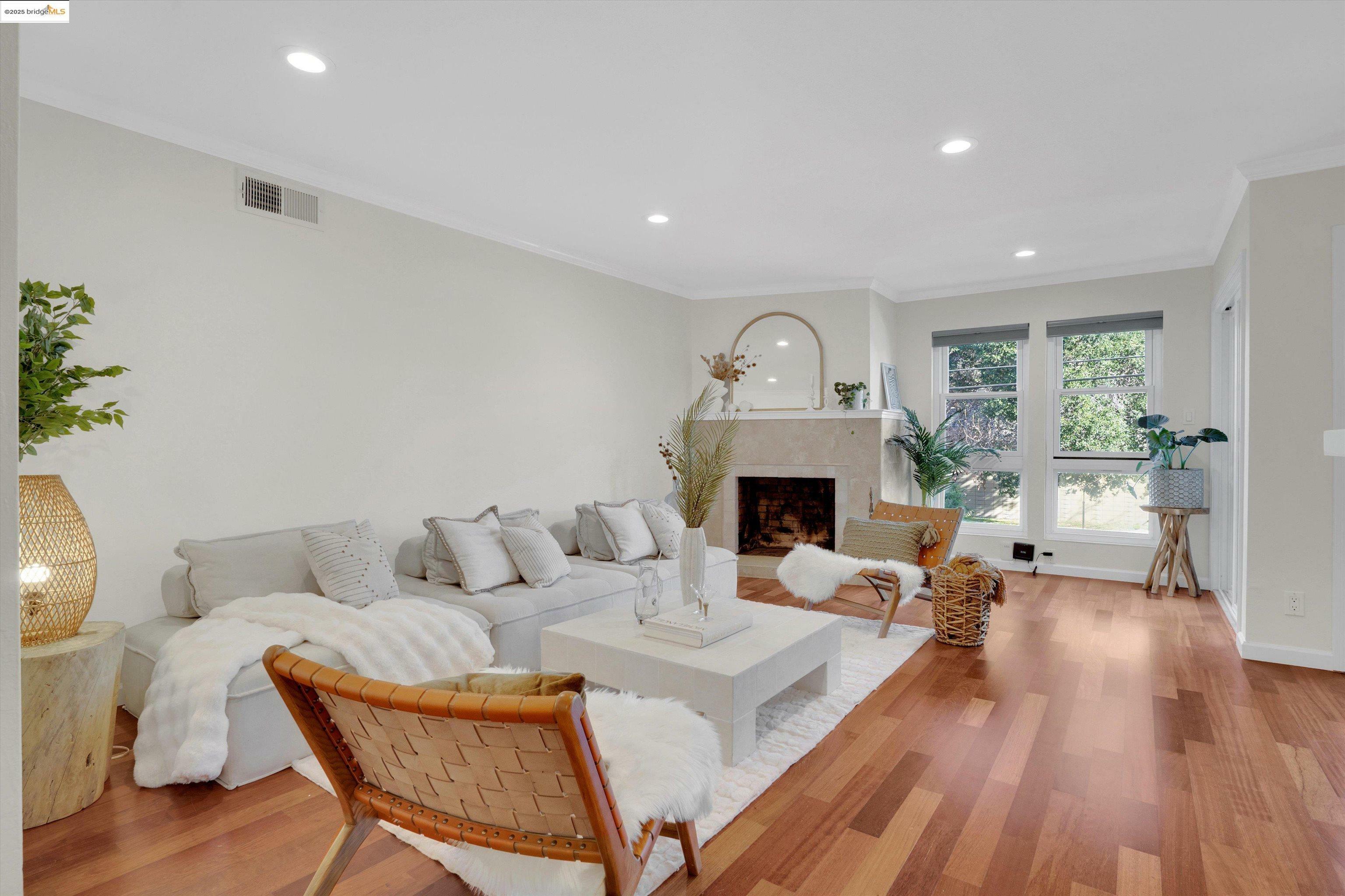 Property Photo:  245 Montecito Ave 103  CA 94610 