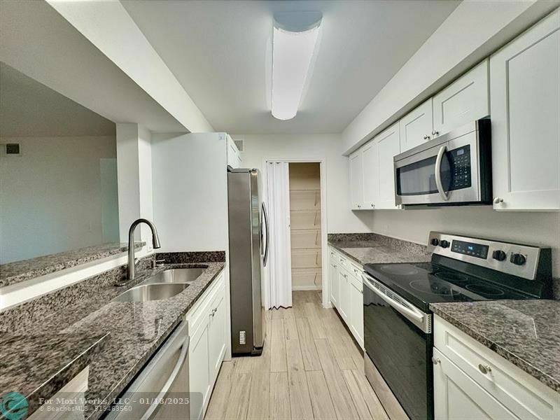 Property Photo:  2425 NW 33rd St 1304  FL 33309 