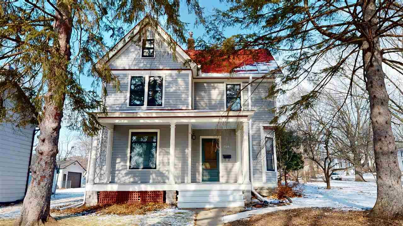 Property Photo:  728 Fairchild St  IA 52245 
