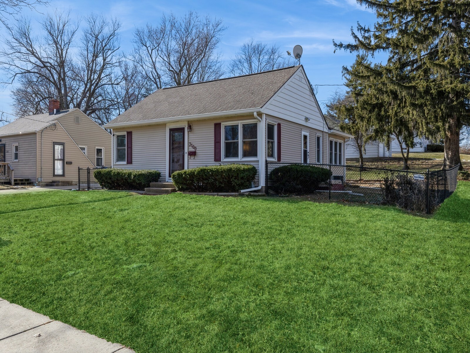 Property Photo:  3100 SW 13th Place  IA 50315 