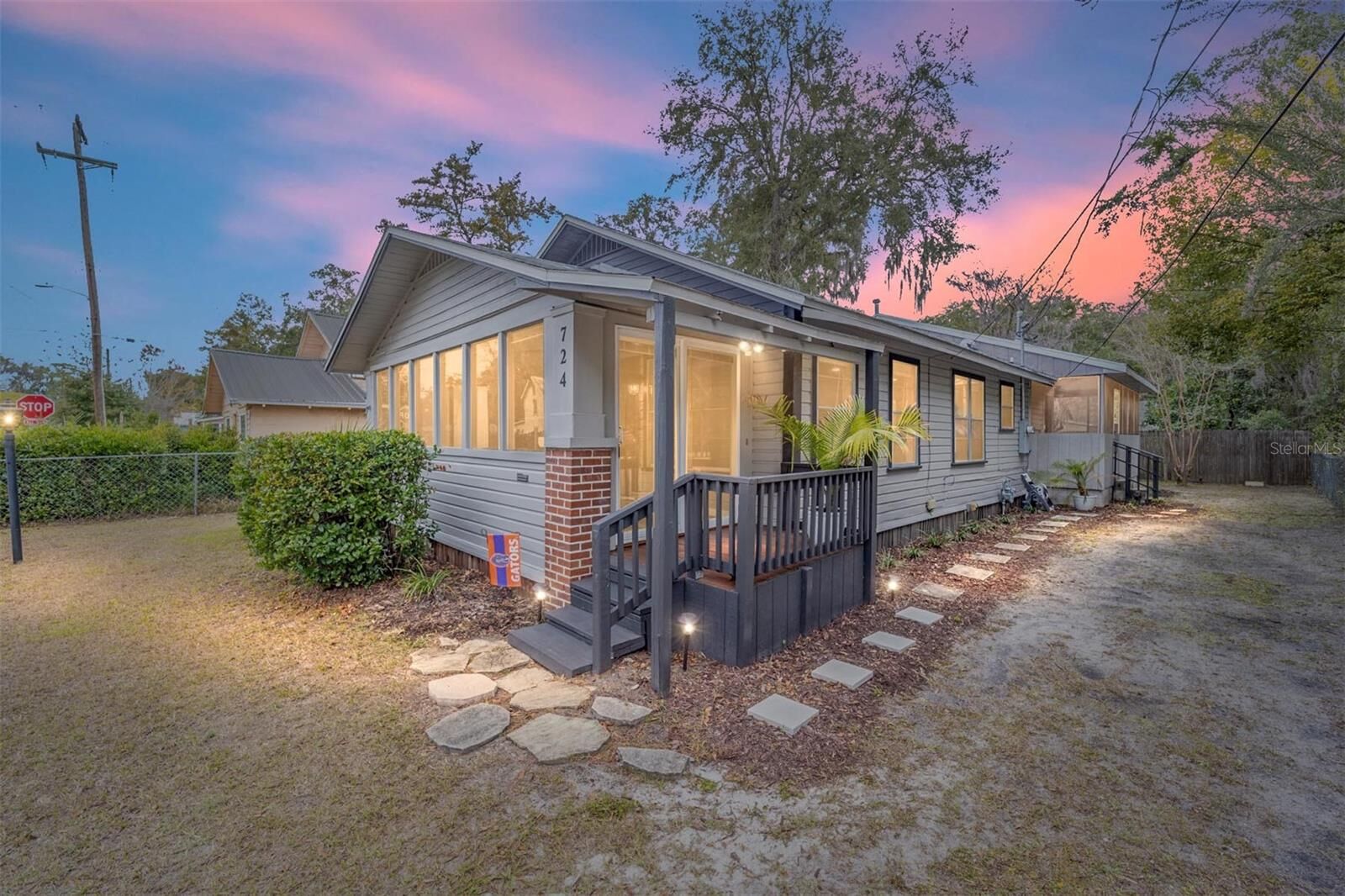 Property Photo: 724 NW 7th Avenue FL 32601
