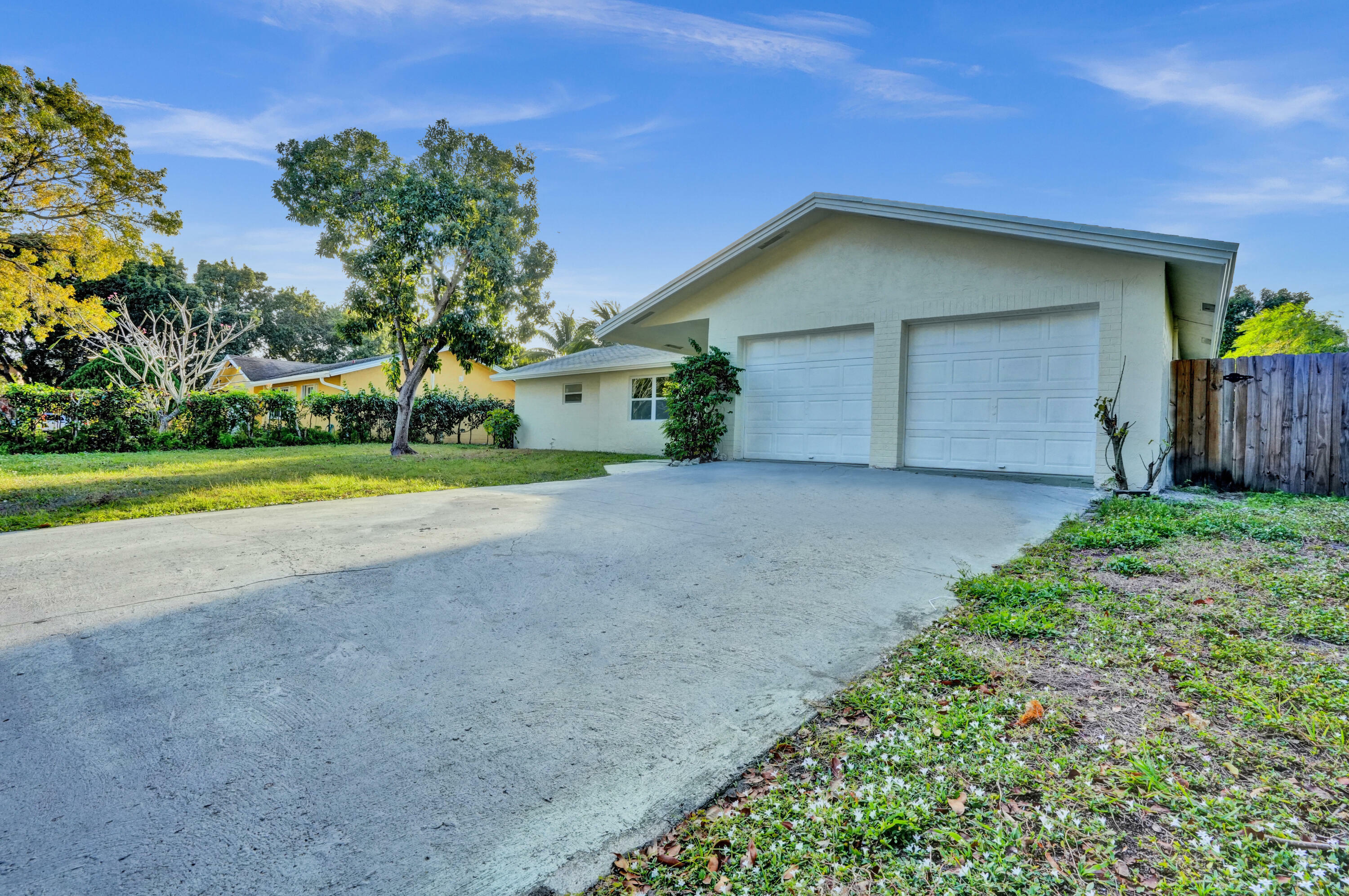 Property Photo:  4009 Waverly Drive  FL 33407 