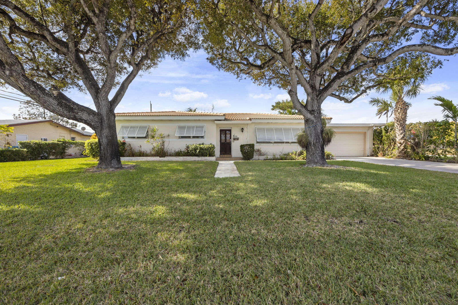 Property Photo: 1001 SW 2nd Street FL 33435