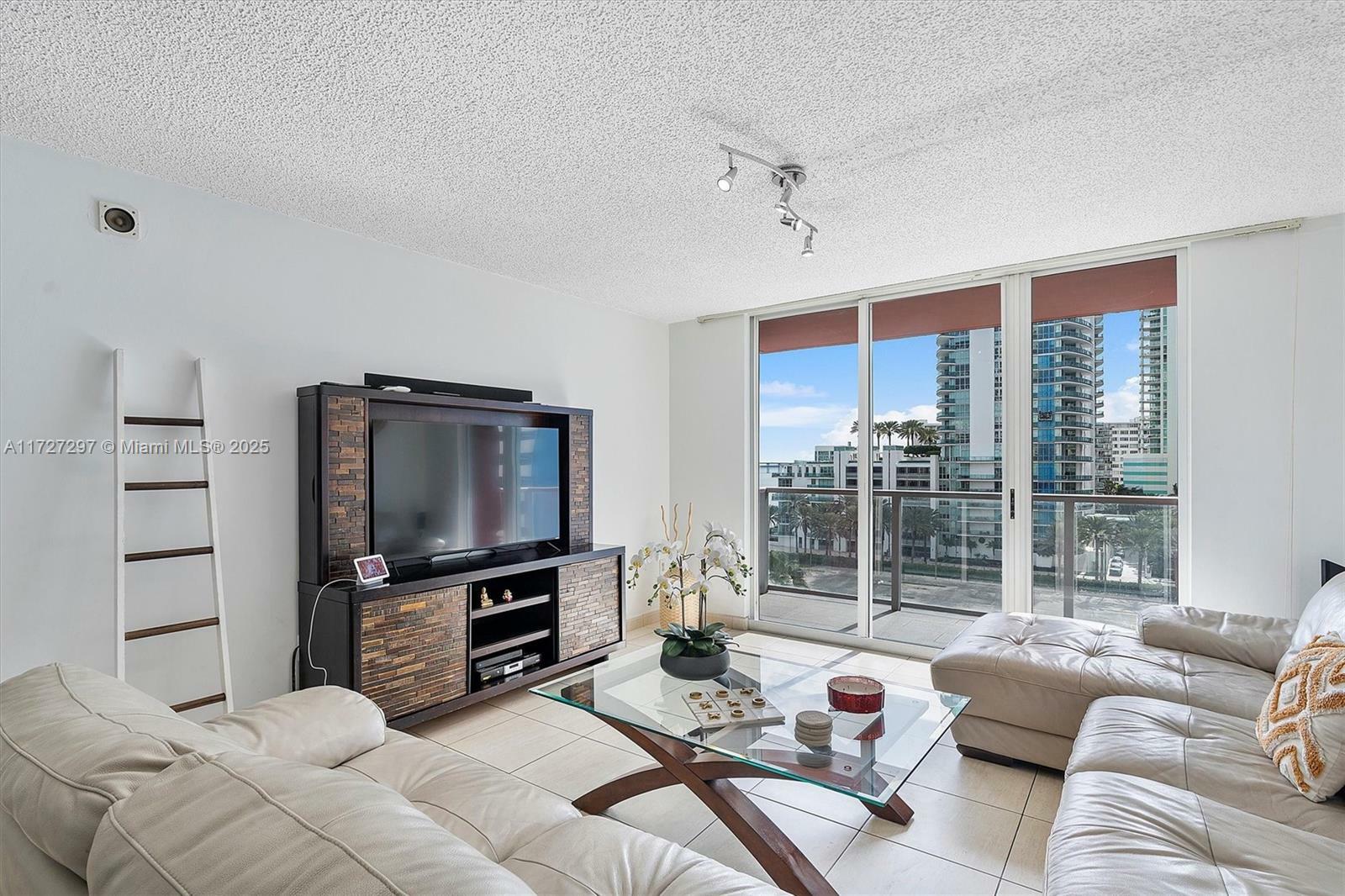 Property Photo:  1155 Brickell Bay Dr 603  FL 33131 